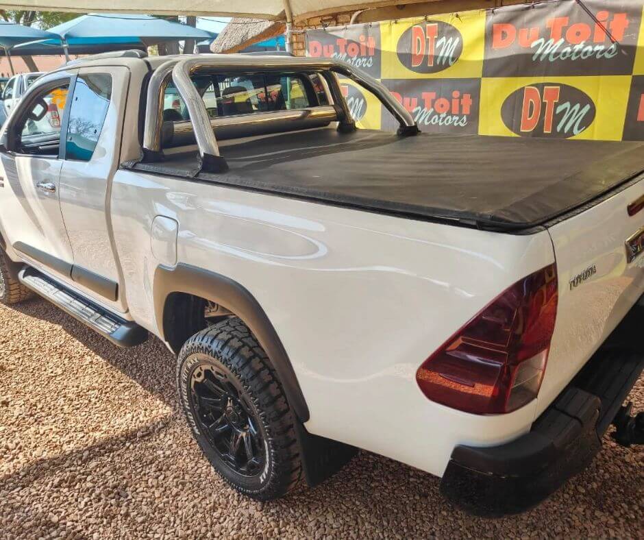 
								Toyota Hilux 4X4 full									