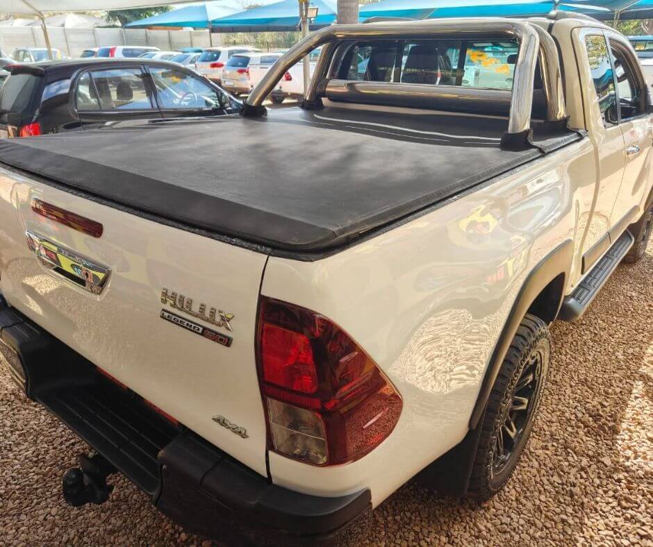 
								Toyota Hilux 4X4 full									