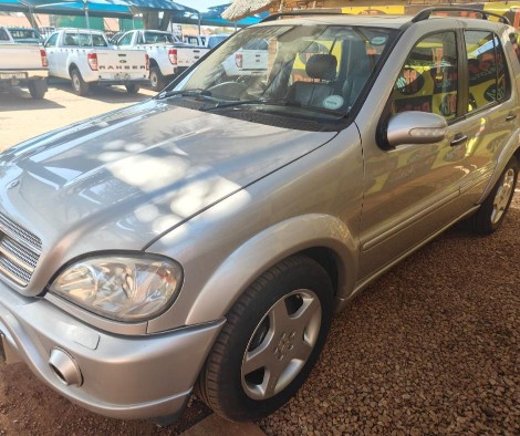 
								Mercedes-Benz ML 55 AMG full									