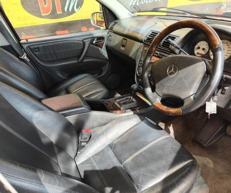 
								Mercedes-Benz ML 55 AMG full									