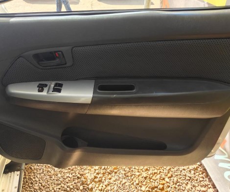 
								Toyota Hilux full									