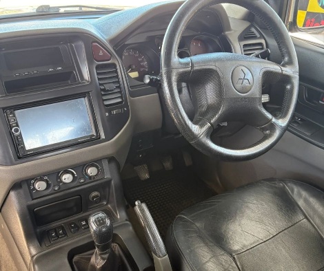 
								Mitsubishi Pajero full									