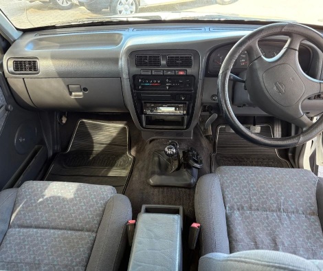 
								Nissan Hardbody 2.7 full									