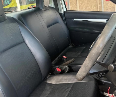 
								Toyota Hilux 2.4 GD full									