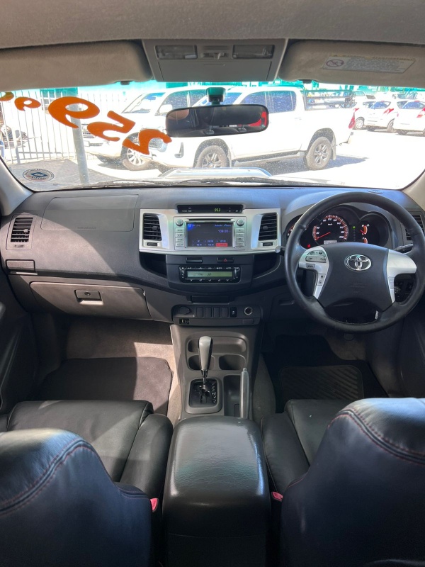 
								Toyota Hilux full									
