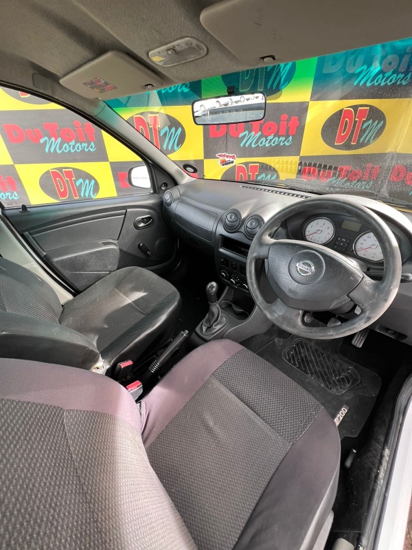 
								Nissan Np 200 full									