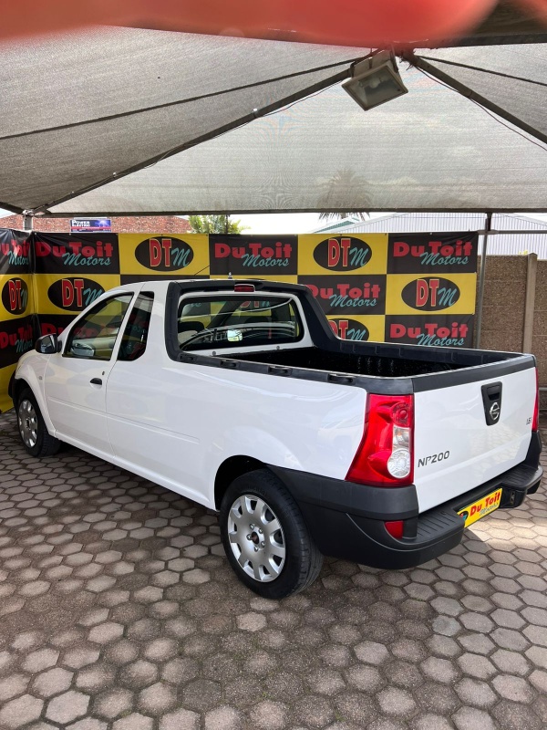 
								Nissan Np 200 full									