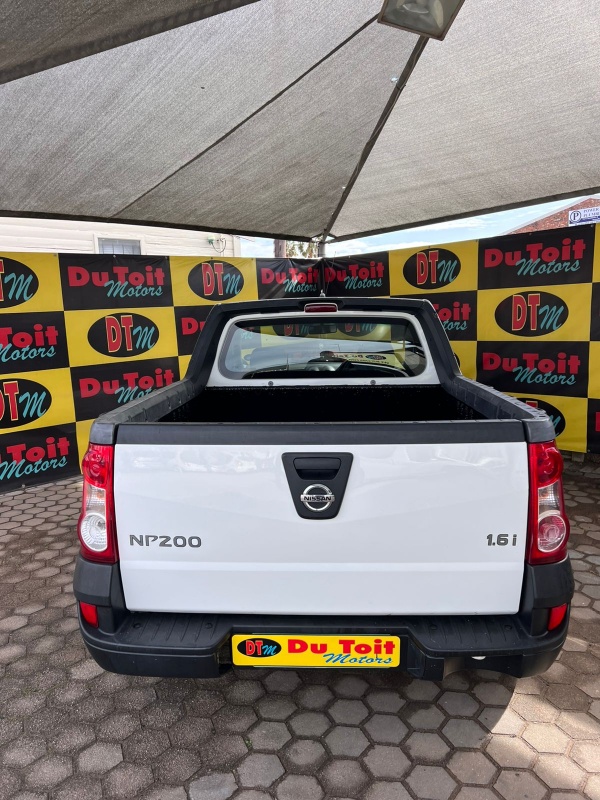 
								Nissan Np 200 full									
