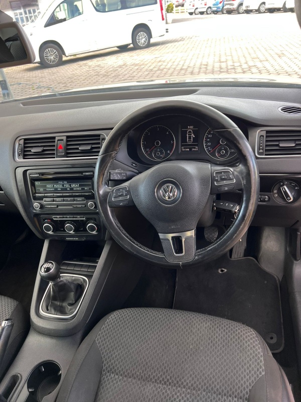 
								Volkswagen JETTA full									