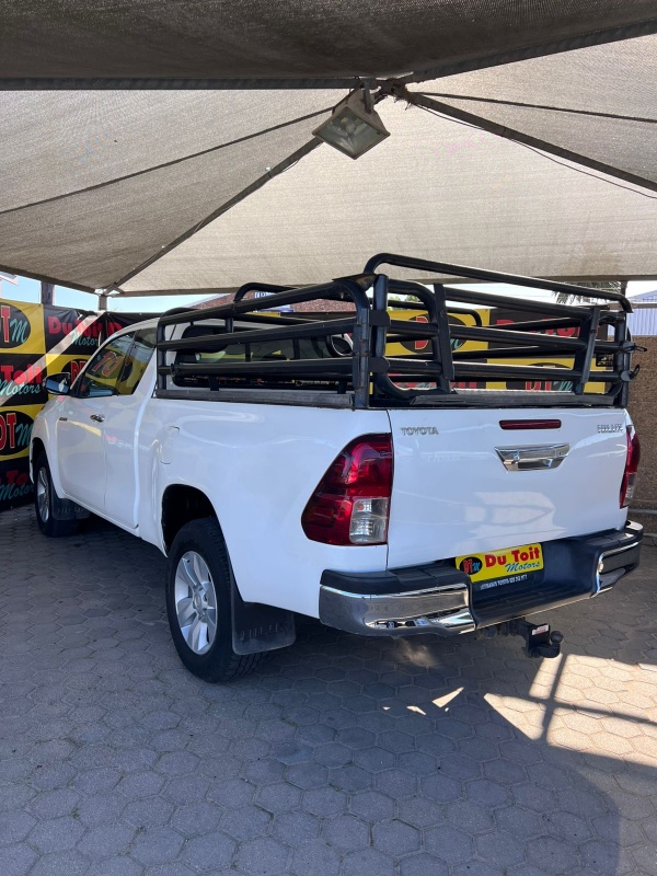 
								Toyota Hilux full									
