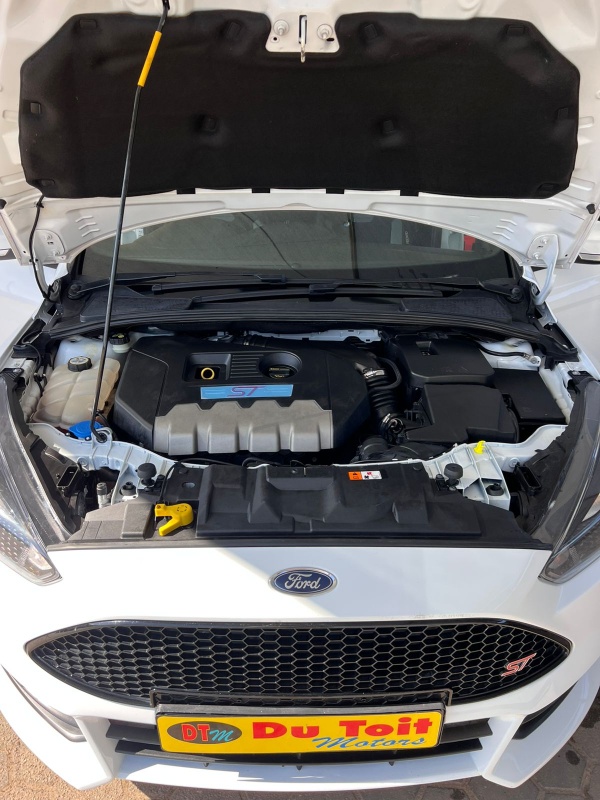 
								2016 Ford Focus ST full									