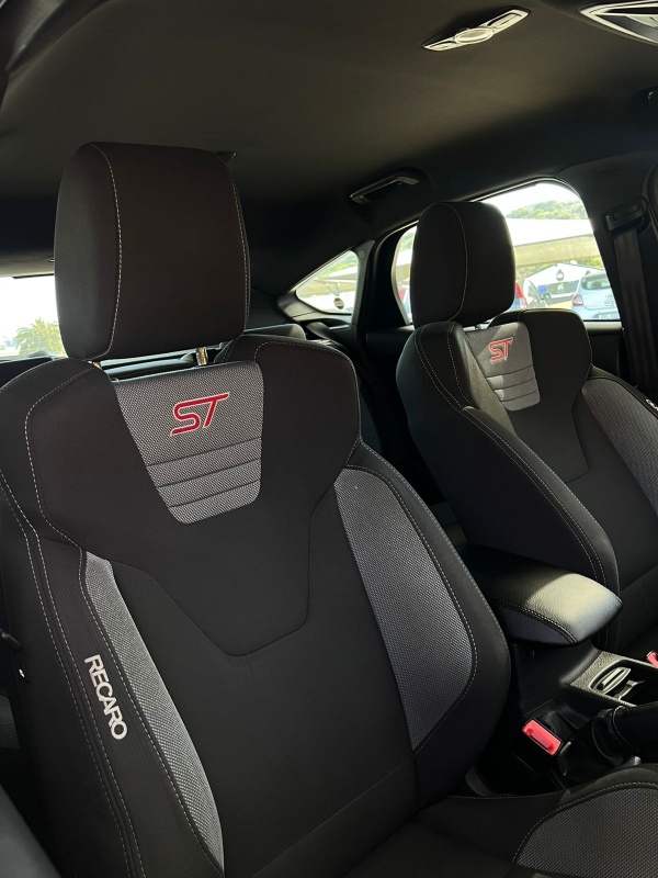 
								2016 Ford Focus ST full									