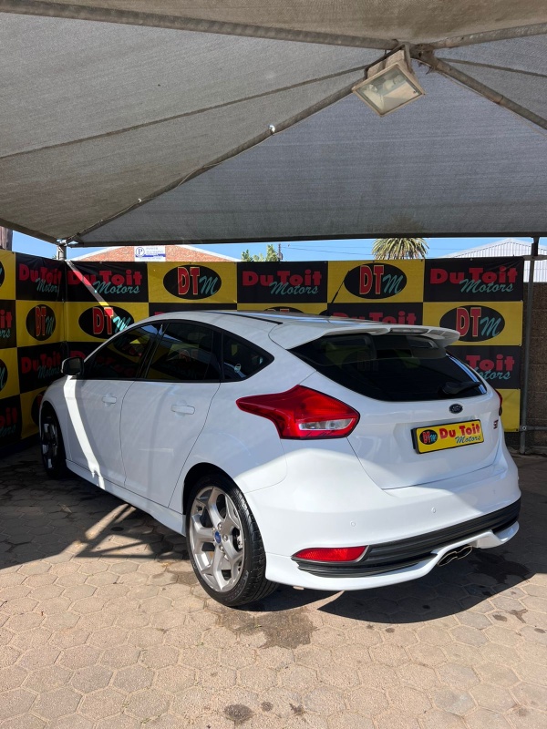 
								2016 Ford Focus ST full									