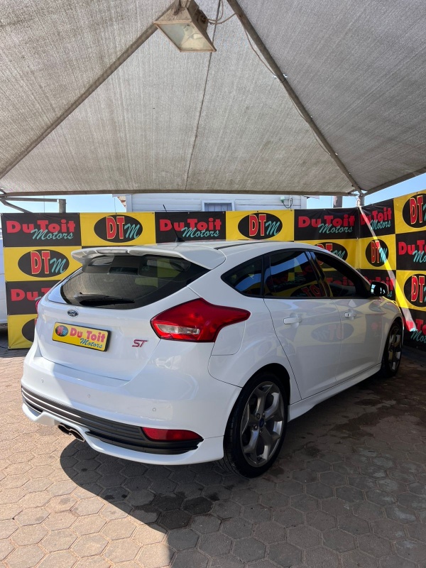 
								2016 Ford Focus ST full									