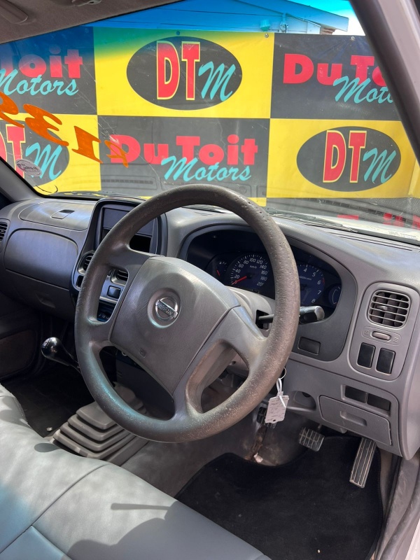 
								2015 Nissan NP300 full									