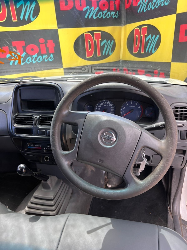 
								2015 Nissan NP300 full									