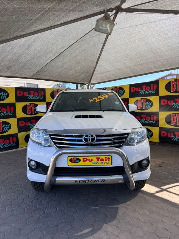 
								2012 Toyota Fortuner full									