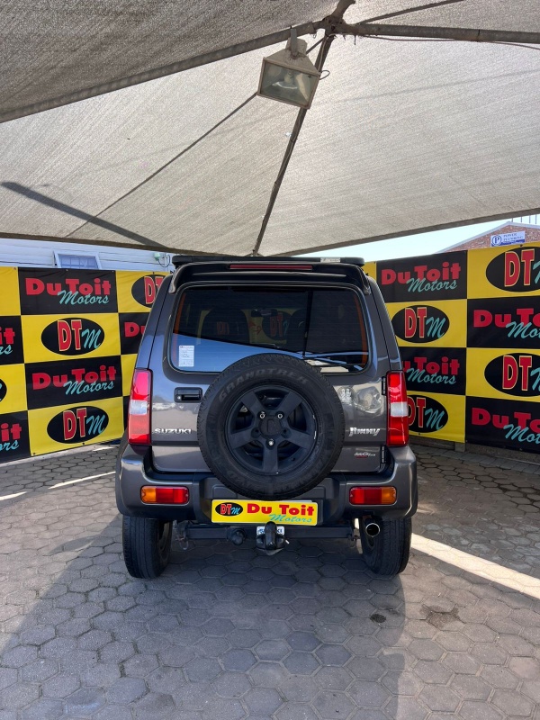 
								2011 Suzuki Jimny full									