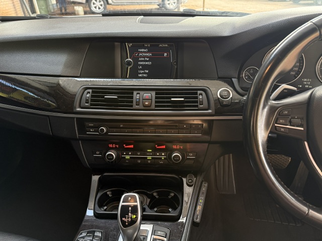 
								2012 BMW 5 Series 520i Auto full									