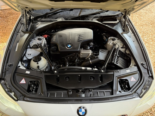 
								2012 BMW 5 Series 520i Auto full									