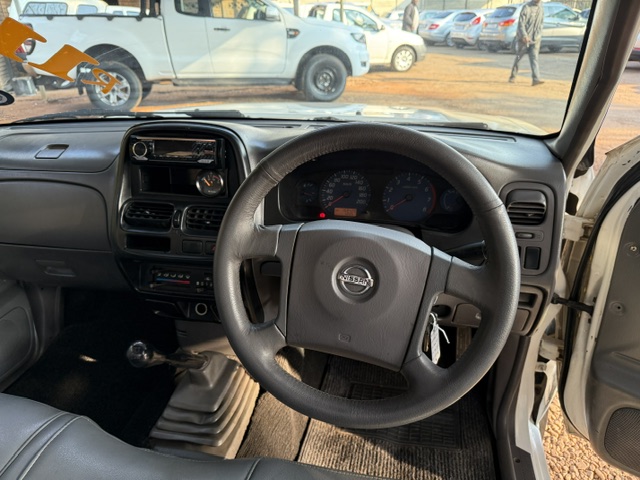 
								2011 Nissan NP300 Hardbody 2.0 S full									