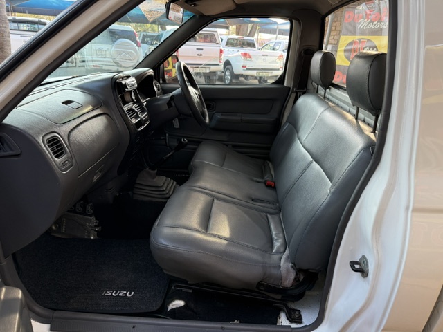 
								2011 Nissan NP300 Hardbody 2.0 S full									